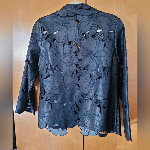 Chico's Travelers Faux Leather Cutwork Blazer Size 1   NWOT black - Picture 2 of 8